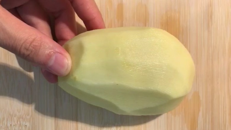 麻辣薯片,<a style='color:red;display:inline-block;' href='/shicai/ 23'>土豆</a>去皮