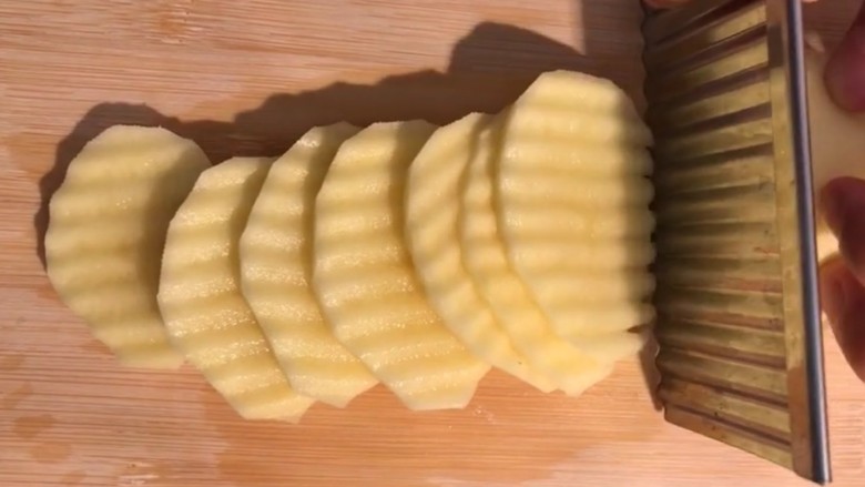 麻辣薯片,用波浪刀切成薄片