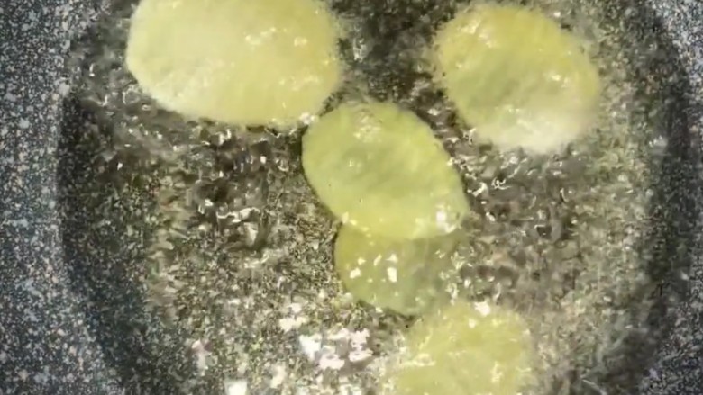 麻辣薯片,锅烧油七成油温下锅炸