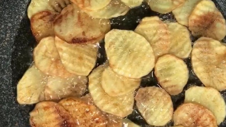 麻辣薯片,炸至外表金黄酥脆捞出控油