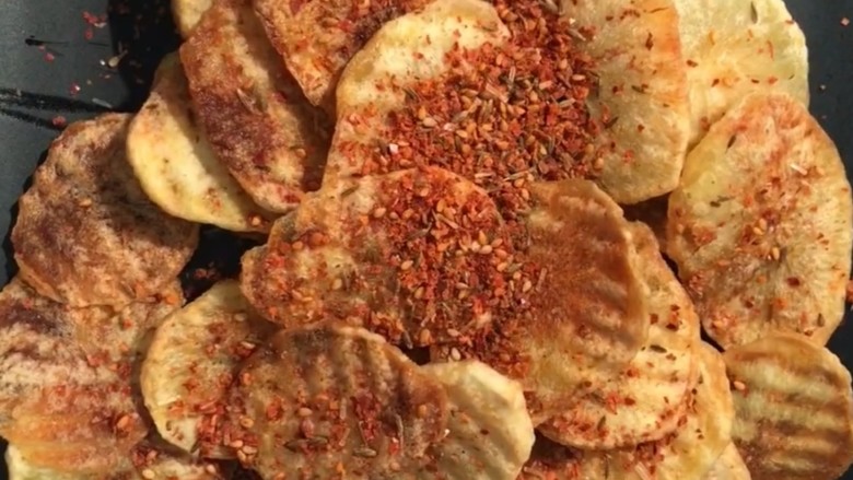 麻辣薯片,撒上<a style='color:red;display:inline-block;' href='/shicai/ 761'>辣椒粉</a>，<a style='color:red;display:inline-block;' href='/shicai/ 146542'>孜然粉</a>，盐搅拌均匀即可