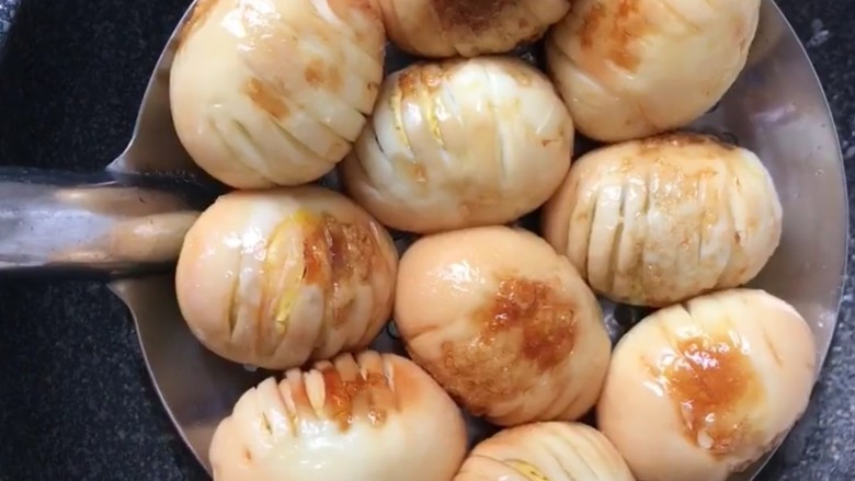 麻辣卤蛋,小火炸至虎皮状捞出控油
