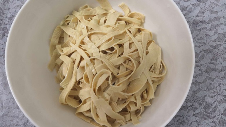 凉拌豆腐皮,过凉后,沥干水份,放入碗中备用