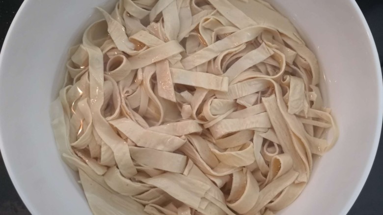 凉拌豆腐皮,捞出的豆腐皮,放凉白开中,过凉