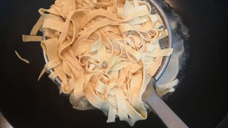 凉拌豆腐皮,豆腐皮,焯水2分钟,捞出