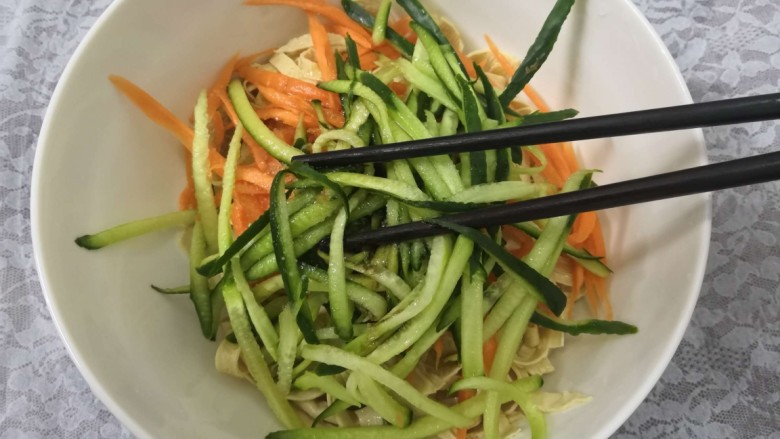 凉拌豆腐皮,用筷子,搅拌均匀
