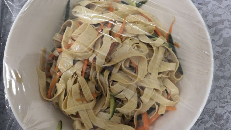凉拌豆腐皮,搅拌均匀后,包上保鲜膜,冷藏半小时