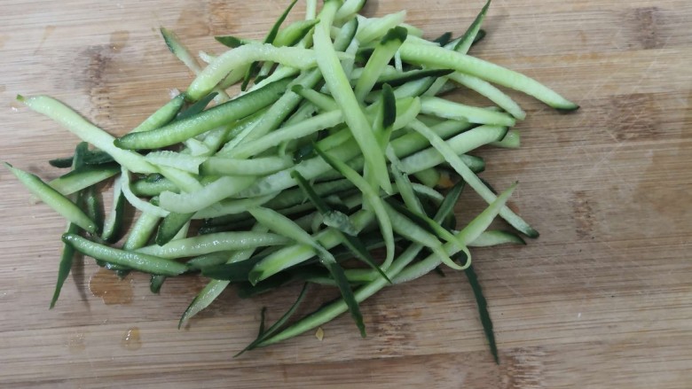 凉拌豆腐皮,把<a style='color:red;display:inline-block;' href='/shicai/ 3488'>小黄瓜</a>,洗干净切丝