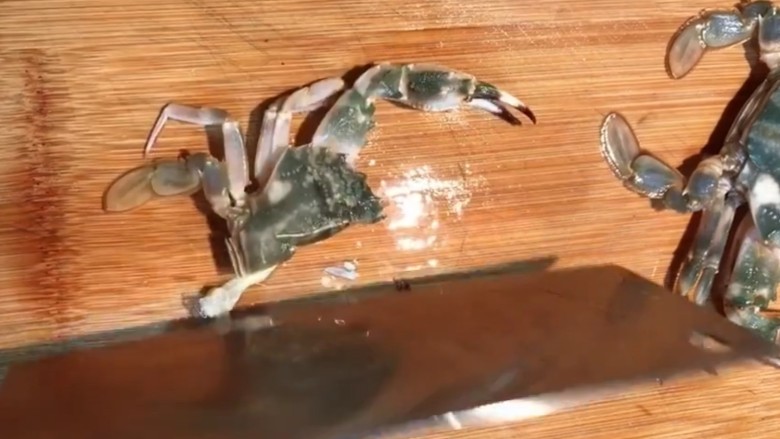 啤酒香焖蟹,一刀两半