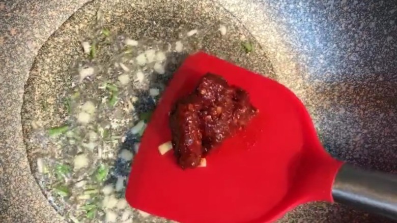 啤酒香焖蟹,放入<a style='color:red;display:inline-block;' href='/shicai/ 705'>豆瓣酱</a>炒出红油