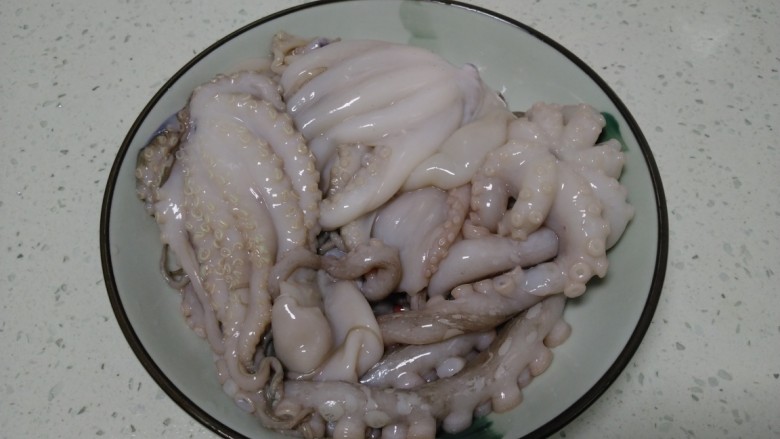 香辣八爪鱼,去除内脏和外面的黑皮,冲洗干净。
