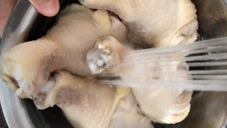 可乐鸡腿,捞出冲洗干净控干水分