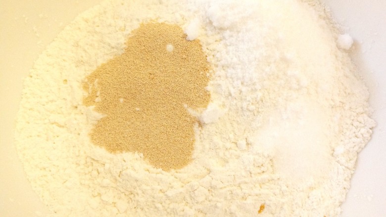 炸红豆沙馅酸奶面包,面粉中放入酵母,盐,白糖搅拌均匀