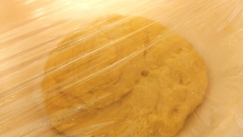炸红豆沙馅酸奶面包,揉好盖上保鲜膜醒发至两倍大