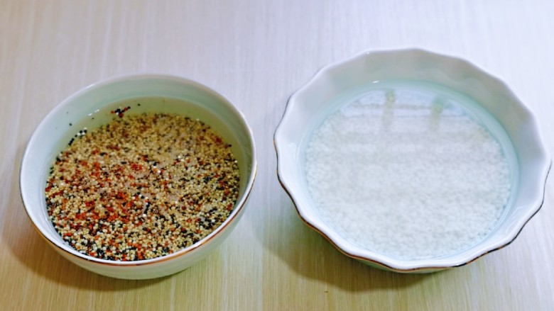甜甜圈肉松藜麦饭,首先将两种米用冷水淘洗干净,再用纯净水泡2小时。(天热需要放入冰箱冷藏浸泡)