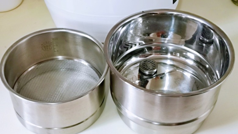 甜甜圈肉松藜麦饭,准备好“臻米低糖饭煲” 配带的304不锈钢内胆,甄子与小蒸格网。