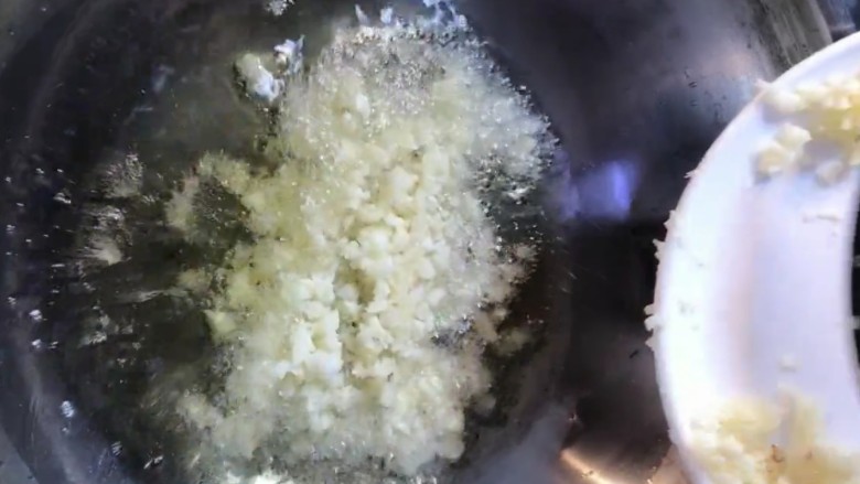 蒜蓉小龙虾,起锅烧油放入蒜末炒出香味