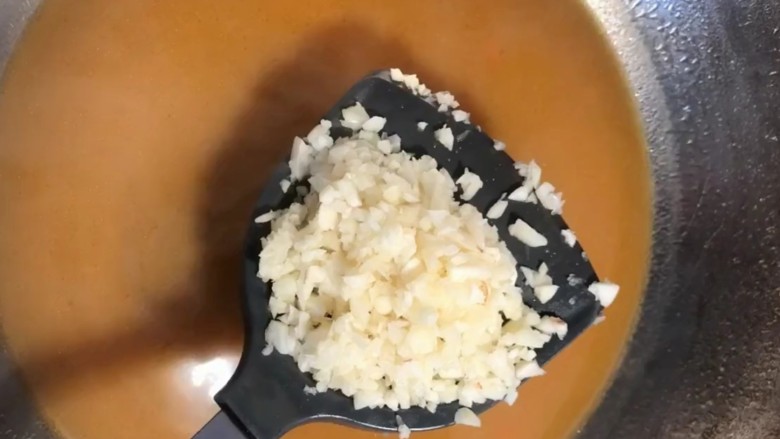 蒜蓉小龙虾,盛出小龙虾,剩下的汤汁加入蒜末搅匀
