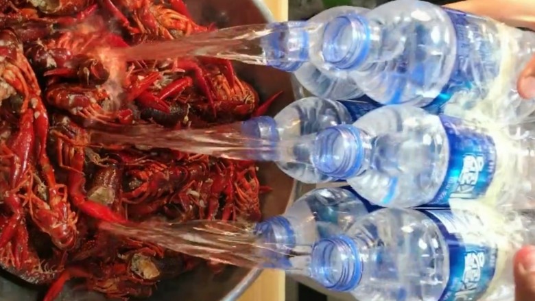 蒜蓉小龙虾,加入适量的矿泉水