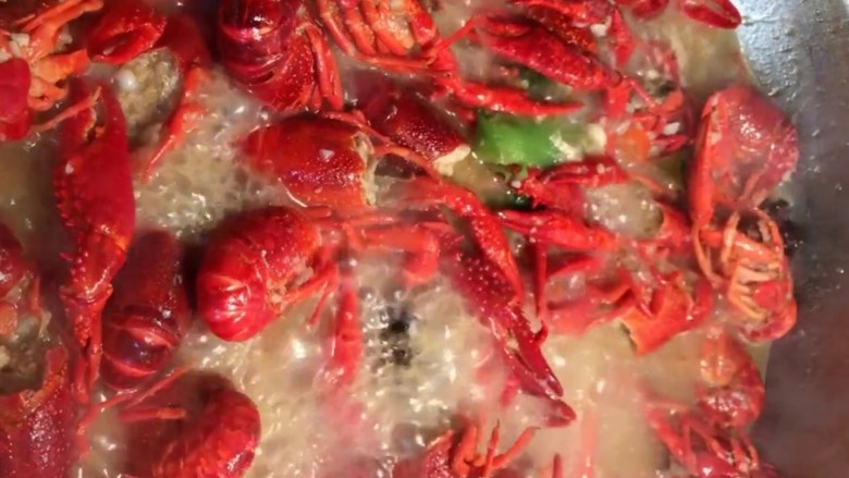 蒜蓉小龙虾,中大火炖煮二十分钟