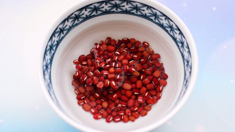 养生瘦身的红豆花生麦仁糯米糊,<a style='color:red;display:inline-block;' href='/shicai/ 3607'>红豆</a>清洗干净后,浸泡一个小时。