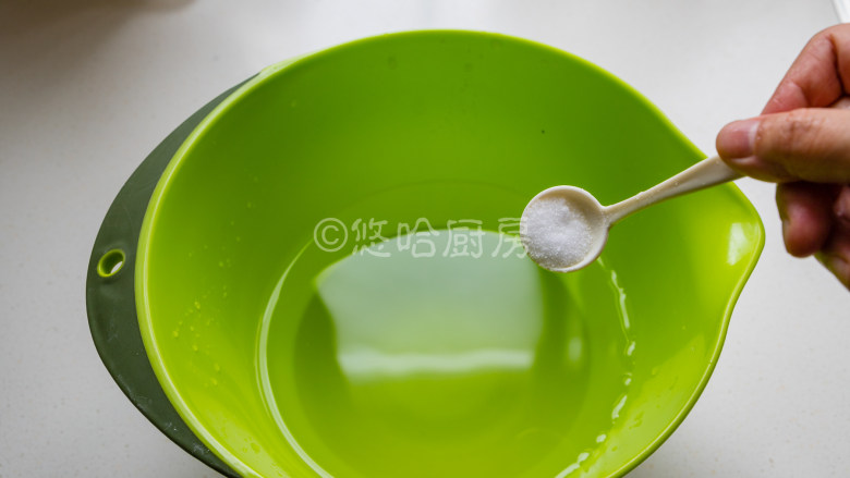 烤面筋,盆里放温水,用手试一下能感受到温热的状态,放2克盐搅匀。
