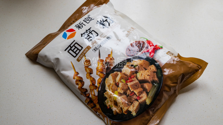 烤面筋,这就是面筋预拌粉,它是由谷脘粉和小麦粉合理搭配而成的,直接使用即可。
