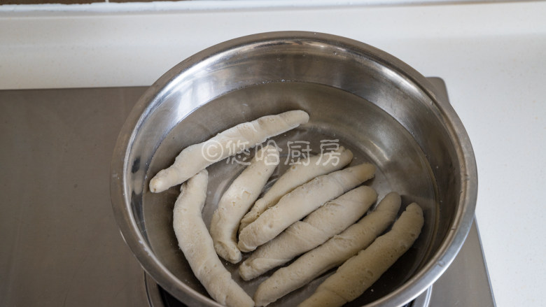 烤面筋,转中小火煮,一直煮到面筋漂浮在水面上即可,捞出面筋放入冷水中过凉。
