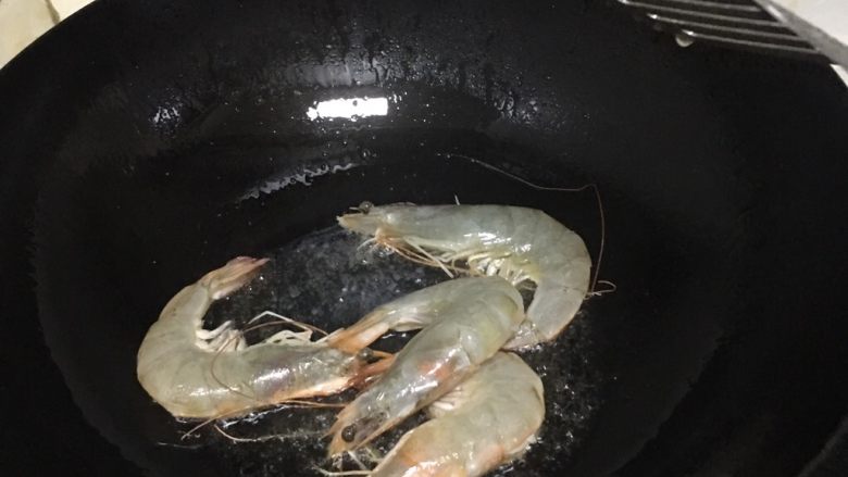 低脂萝卜鲜虾汤,放入虾