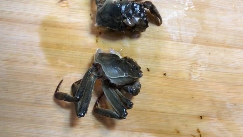 啤酒蟹,用刀对半切开