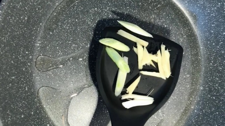 啤酒蟹,起锅烧油放葱姜爆香