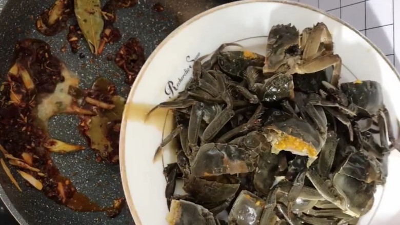 啤酒蟹,下入螃蟹翻炒