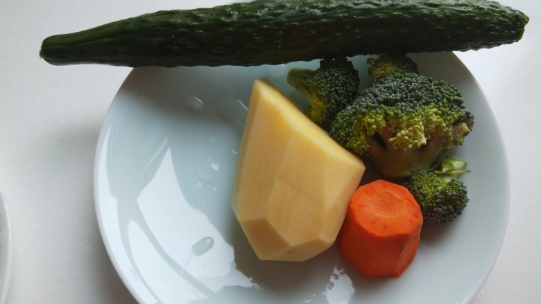 五彩缤纷炒虾仁,黄瓜用半个，<a style='color:red;display:inline-block;' href='/shicai/ 23'>土豆</a>半个，<a style='color:red;display:inline-block;' href='/shicai/ 10122'>西蓝花</a>几朵，<a style='color:red;display:inline-block;' href='/shicai/ 25'>胡萝卜</a>一节。