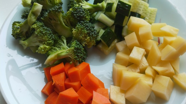 五彩缤纷炒虾仁,全部切成小丁。