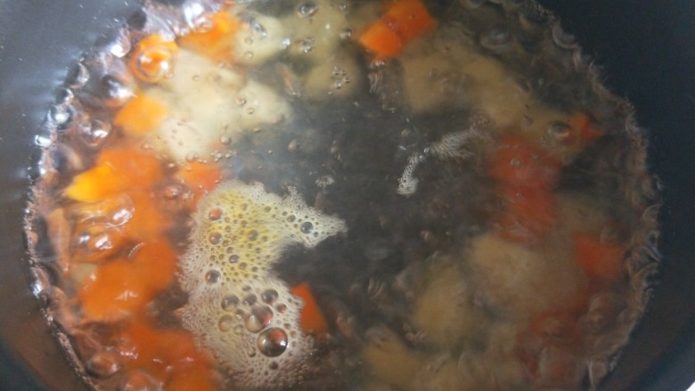 五彩缤纷炒虾仁,水烧开倒入土豆胡萝卜煮5成熟。