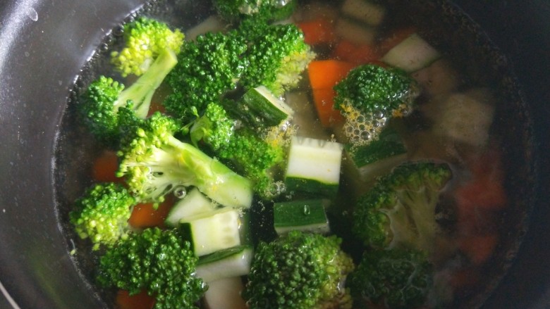 五彩缤纷炒虾仁,倒入西蓝花。