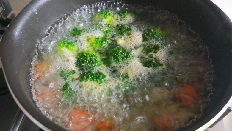 五彩缤纷炒虾仁,开锅捞出来。