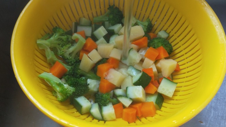 五彩缤纷炒虾仁,过凉水。