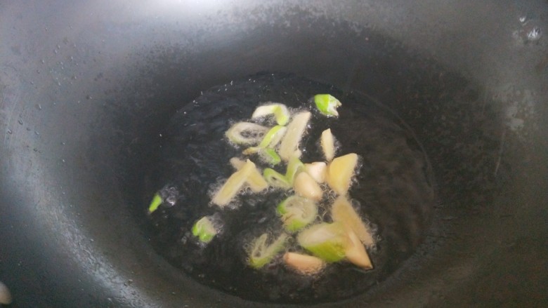 五彩缤纷炒虾仁,炒香葱姜蒜。