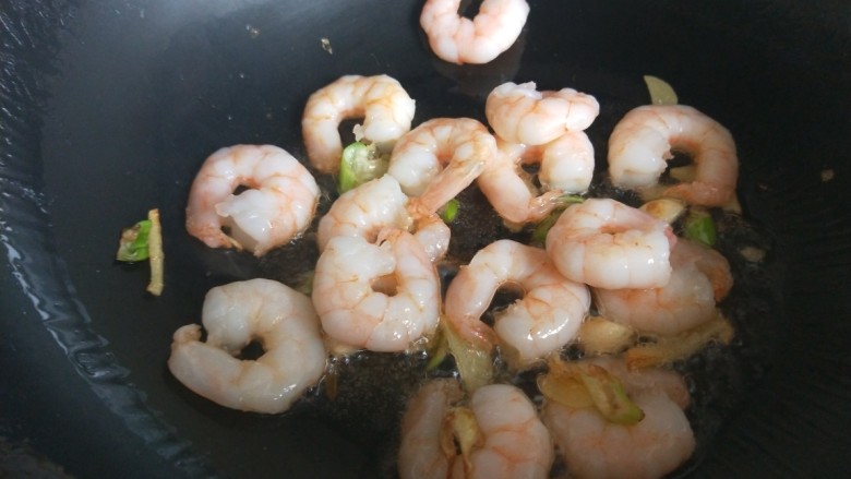 五彩缤纷炒虾仁,倒入虾仁加入<a style='color:red;display:inline-block;' href='/shicai/ 900'>白酒</a>，白胡椒。