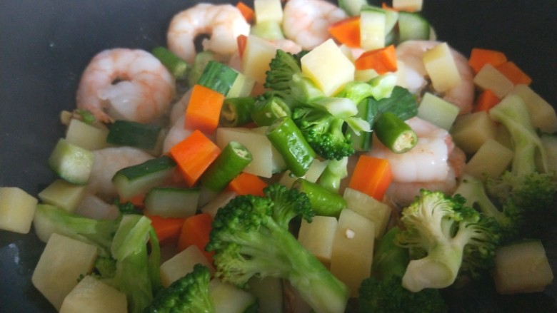 五彩缤纷炒虾仁,倒入配料炒均匀。加盐，鸡精，水淀粉勾芡即可。