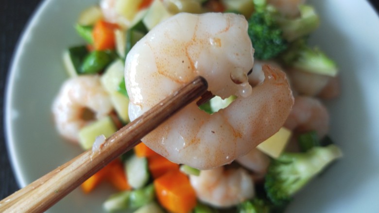 五彩缤纷炒虾仁,美味端上桌