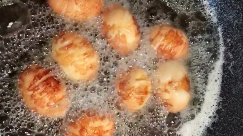 麻辣啤酒卤蛋,炸至虎皮状捞出控油