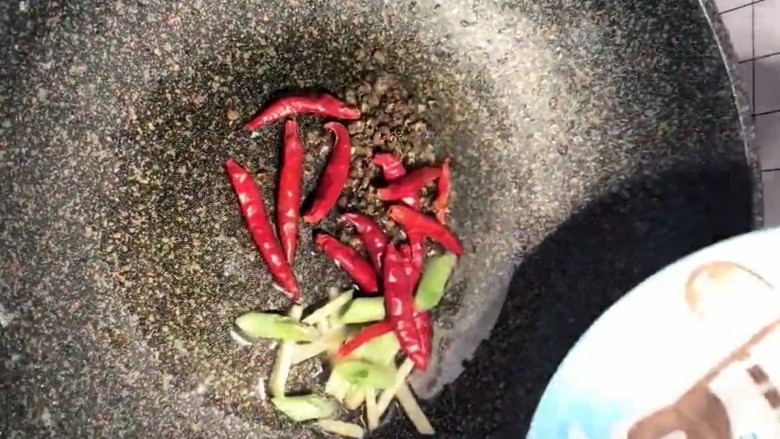 麻辣啤酒卤蛋,起锅烧油放葱姜，<a style='color:red;display:inline-block;' href='/shicai/ 700'>花椒</a>，<a style='color:red;display:inline-block;' href='/shicai/ 86474'>干辣椒</a>炒香