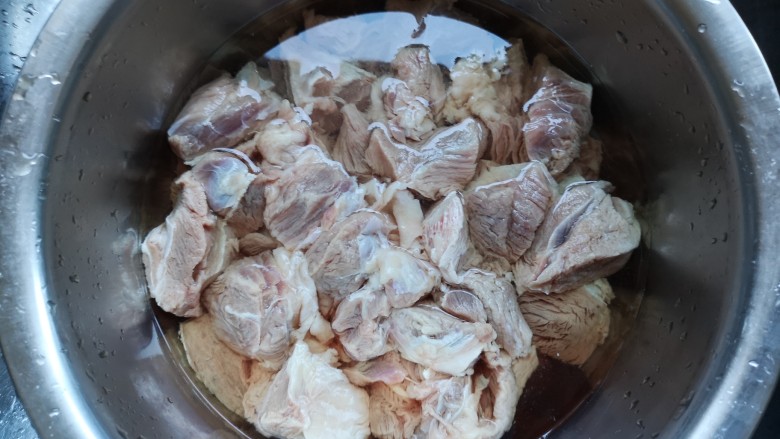 红烧牛肉面,牛肉切块儿。用温水加2勺盐浸泡十分钟然后洗干净血水。