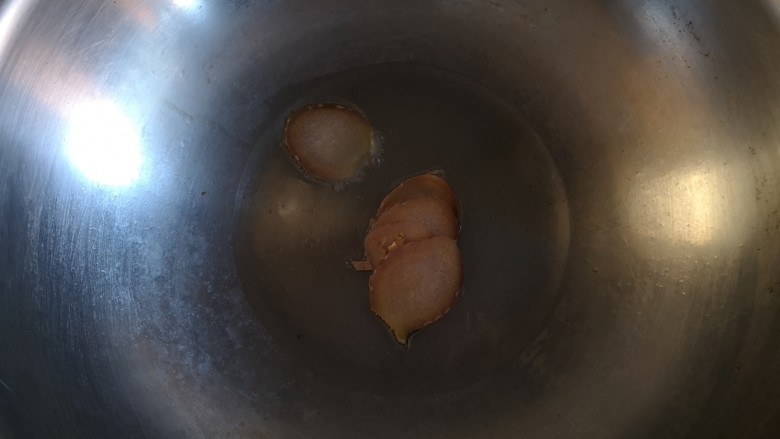 红烧牛肉面,锅放少许油,放姜片。