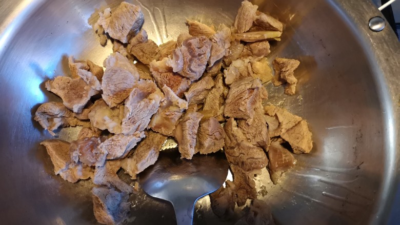 红烧牛肉面,牛肉放入锅中翻炒去掉水分,直到金黄色盛出。