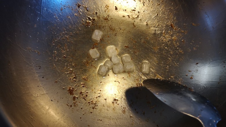 红烧牛肉面,锅放少量油,加冰糖。