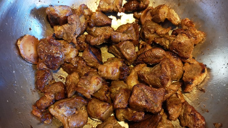 红烧牛肉面,倒入牛肉翻炒。