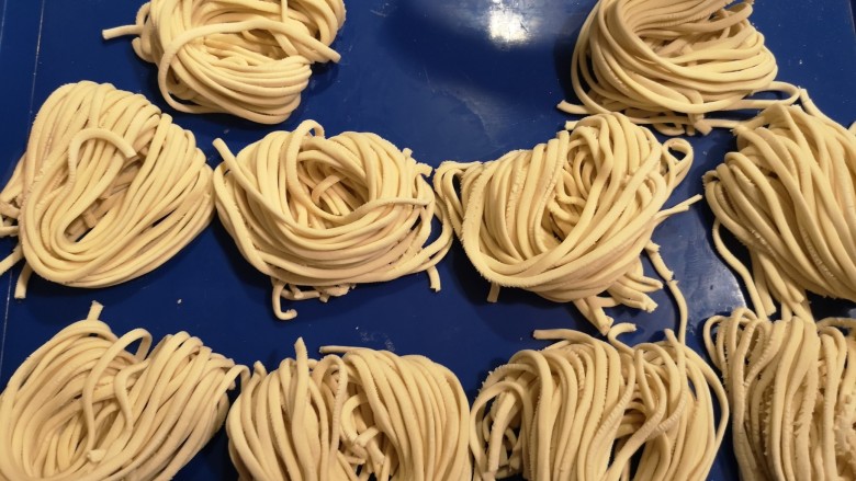 红烧牛肉面,我是自己用机器压的手工面。
